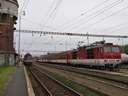 N�mi kalandoz�s ut�n J�k�ton tal�lkozunk �jra a vas�ttal. Jobbra a p�rk�nyi t�vols�gi szem�lyvonat k�sz�l indul�sra, balra a nagyszombati vonat �ll Lamin�tk�val az �len