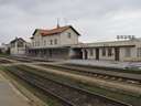 B�r nem j�runk messze, alig 15 kilom�terre, de 2 dombbal od�bb. Kyjovban most sincs semmi, mintha elhagyott lenne a vonal