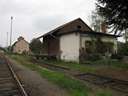 A szem�lyforgalmi l�tes�tm�nyek itt nem nomin�lnak, a vonal l�tez�s�nek csak kisebb r�sz�ben volt szem�lyforgalom is. A vonal 1906 �ta l�tezik, ebb�l csak 1918-1932 illetve 1945-1975 k�zt j�rtak erre szem�lysz�ll�t� s�nj�rm�vek