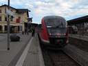 Neustadtb�l eredetileg a vonal Bautzen fel� vezett tov�bb, arra azonban m�r nem j�rnak a vonatok. Nem is tudn�nak, mivel egy 50 m�teres szakaszon �gy �p�tettek egy utat, hogy ne kelljen fel�lj�r�, �gy ink�bb �tv�gt�k a vasutat. �gy itt Pirna fel� visszafogunk, �s ugyanarra indulunk vissza mint amerr�l j�tt�nk. Itt vannak a vonatkeresztek is, h�tul a Pirn�b�l j�v� motorvonat v�rakozik a tov�bbindul�sra