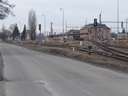 Az �llom�s a  Nov� Ji��n-i sz�rnyvonal fel�l. Itt 3 k�l�nb�z� peron van, a 