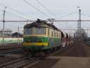 V�rakoz�s k�zben �trobog egy tehervonat is, a 130.023-al