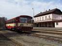 Karlovy Varyt elker�lve, egyenesen a N�metorsz�g fel� tov�bbvezet� 142-es vonal legnagyobb �llom�s�ra, Nejdekbe ugrunk. Itt most nincs nagy mozg�s, �gy l�pj�nk tov�bb
