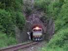 A t�zolt�vonat az alag�ton halad �t