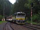 M�r j�n is egy mindenhol meg�ll�s szem�lyvonat Beszterceb�nya fel�l. Ezek a vonatok a j�v� �vi terv szerint teljesen megsz�nnek, csak a sebesek maradnak