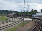 Kemptenbe �rkez�nk. Ez a k�rny�k legnagyobb (legink�bb egyetlen) dep�ja �s kocsifenntart� telephelye