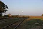A hat�r fel� k�t v�g�ny vezet, el�g egyedi m�don egy t� k�zep�n vezetett t�lt�sen