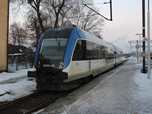 Az els� v�g�nyon a PR SA133-013-as motorvonata �rv�lkodott, most � �ppen munka n�lk�l maradt. A 218M t�pus� motorvonatokat a PESA 2005 �s 2011 k�z�tt gy�rtotta, t�bbf�le kivitelben