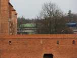 Malbork (Marienberg) legf�bb l�tv�nyoss�ga a N�met Lovagrend egykori k�zpontja, de a vas�tt�l itt sem lehet teljesen elszakadni, a h�tt�rben egy ET42-es lopakodik �t a h�don. Az ET42-eseket a v�ls�g elej�n mind le�ll�tott�k, de 2011-ben p�rat k�z�l�k felt�masztottak. A mozdony form�ja m�g �gy messzir�l ismer�s lehet a szovjet vasutak ismer�inek, � bizony nem m�s mint a VL10U norm�l nyomt�v� v�ltozata