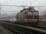 ...mivel lent a v�lgyben, Lipt�szentmikl�son a k�d uralkodik. A 350.019 pontosan �rkezik egy IC-vel Pozsony fel�l, ami m�s vonatokr�l m�r nem mondhat� el