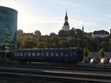 Egy szalonkocsi a belv�ros el�tt