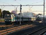 K�zben n�mi f�st kis�ret�ben egy �jabb DR1A hagyja el a p�lyaudvart. K�v�ncsi leszek az Elron majd mennyire tudja majd kiv�ltani a 2-4 r�szes Stadlerekkel ezeket az 5 r�szes szerelv�nyeket