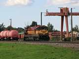Rakvere ut�n Tapa k�vetkezik. Tapa egy fontos csom�pont, itt �gaznak el a vas�tvonalak Narva (Oroszorsz�g) �s Valga (Eur�pa)-Pszkov(Oroszorsz�g) fel�. A 1503-as sz�m�, GE gy�rtm�ny� mozdony �ppen a helyi dep�ban tolat