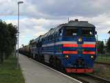 F�l �ra sem telik bele, amikor j�n a k�vetkez� vonat. A Skinest 2TE116-1366-os mozdonya Koidul�b�l hoz egy Oroszorsz�g fel�l �rkezett tart�lyvonatot