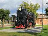 K�zben kicsit kis�t a nap is. Az L-1361 1950-ben k�sz�lt el Brjanszkban, majd 13 �vig Murmanszkban szolg�lt. Ezt k�vet�en eg�szen 1975-ig Tartu dep� �llom�ny�ba tartozott �s t�bb mint 2 milli� kilom�ter megt�tele ut�n ker�lt tartal�kba. 1995-ben t�r�lt�k az �llom�nyb�l, azonban elker�lve t�rsai sors�t, a sz�tv�g�st, ide ker�lt szobormozdonynak