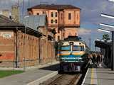 J�l l�tszik hogy az �j peronok m�r az �j vonatokhoz k�sz�ltek, az �reg DR1-esekhez ezek m�r t�l alacsonyak