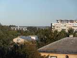 A vas�rnap reggel Daugavpilsben k�sz�nt. A szoba ablak�b�l �gy ahogy r� lehet l�tni a Vilnius fel� vezet� vonal h�dj�ra a Daugava foly�n. Most �ppen nincs semmi, valamivel k�s�bb viszont kereszt�ld�b�rg�tt rajta egy Dong�s r�vid tehervonat