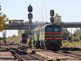 A szomsz�d �llom�s Rezekne-2, itt �ppen a helyi 2M62U-0004-es k�sz�l a dep�ba, a h�tt�rben egy m�sik orosz (lent) �s egy magyar (fent) masina