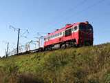 A k�vetkez� fot�hely keres�se k�zben esett be az M62K-1156. B�r a f�vonal v�gig villamos�tott, jelenleg egyetlen villamosmozdony sincs Litv�ni�ban, csak villamos motorvonatok. Ez val�sz�n�leg p�r �ven bel�l v�ltozni fog, amikor is Minksz fel�l el�ri a dr�t Vilniust �s m�r eg�szen Kaunasig lehet villannyal trakcion�lni