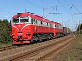 A k�vetkez� tehervonat a j� ir�nyb�l, Vilnius fel�l �rkezik. A 2M62M-1162-os Caterpillar motorral lett remotoriz�lva, n�mi magyar k�zrem�k�d�ssel. Amint l�tszik a mozdony ajtajai nyitva, a nagy meleget nem enyh�ti a vezet��ll�son kl�ma. �n is az egyik oszlop �rny�k�ba h�z�dok be, mert a napon elviselhetetlen a szeptemberi h�s�g