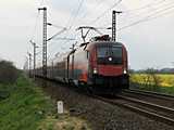A következő pihenő Hegyeshalomnál válik esedékessé. Ez a Railjet éppen kitakar egy konténervonatot a másik irányba, így érdekessebb híján ő következik