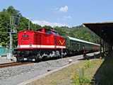 Itt m�r ir�nyba �ll a vonatunk. A Pressnitztalbahn  112 565-�s�t 1973-ben gy�rtotta a LEW. 2000-ben �ll�totta le a n�met �llamvas�t, majd 2007-ben ker�lt a Pressnitztalbahn �llom�ny�ba. A mozdonyt a '80-as �vekbeli �llapot�ra �j�tott�k vissza, azaz visszakapott egy a gy�rt�skorival megegyez� motort illetve �jra felszerelt�k g�zkaz�nnak is