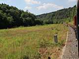 Annaberg-Buchholz S�d mellett valaha egy sz�p nagy dep� volt, p�r �ve m�g volt n�mi nyomuk az �p�leteknek, m�ra azonban csak a mez� �s az erd� maradt