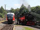 A k�l�nvonat miatt most olyan helyekre dugdost�k a Desirokat, ahov� egy�bk�nt nem szokt�k. Ez �ppen �tban van a k�r�lj�r�shoz, �gy el�bb ki kell menjen a ny�lt p�ly�ra, majd meg kell v�rja, m�g a V100-asunk �t tud �llni a vonatunk m�sik v�g�re