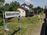 Az els� �llom�s (ma meg�ll�) Walthersdorf. Nem v�letlen�l �llnak ott a teherkocsik, ugyanis eg�szen 1999-ig itt �gazott ki az 5 kilom�teres crottendorfi sz�rnyvonal. Ami igen nevezetes, ugyanis itt eg�szen 1988-ig menetrend szerint g�zmozdonyok vitt�k a vonatokat, az utols�k�nt az orsz�gban