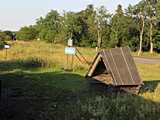 P�r �ve a bez�rt, vagy lerombolt �llom�s�p�letek helyett ilyen kutya�lakat helyeztek ki es�v�delem c�m�n, de lassan ezek is �sszeomlanak