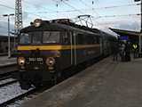 Tavaly m�g sz�p modern szerelv�nnyel j�rt a Szczeczinbe indul� Mewa Interregio, m�ra viszont csak r�gi kocsik jutnak neki. A kalandos �let� EU07-223 (volt a PKP Cargo, majd az IC mozdonya, azt�n mag�nk�zbe ker�lt �s most a PR-t szolg�lja), egy emeletes kocsi �s h�rom els�oszt�ly� f�lk�s (szigor�an m�sodoszt�lyk�nt) alkotja a vonatot