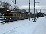 Gdyni�b�l Gdanskba is csak ritk�n j�r PR vonat, ez egy ide�lis p�ld�ny, ami elvisz a szomsz�d v�rosba. A csatolt EN57-es egy�bk�nt kell is, �gy az �v utols� el�tti napj�n is j�l megtelik a d�gforr� szerelv�ny