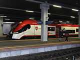 A helyjegy rendszer itt is szuper, az els� 3 f�lke v�gig teli (ha lesz�ll valaki, akkor j�n hely�re egy m�sik a k�vetkez� �llom�son), m�g a tov�bbi f�lk�k v�gig �resek, �gy �t is teszem a sz�khelyem az egyikbe. Ez m�r Poznan, �s az egyik vadonat�j helyi Elf