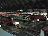 Drezd�ban mindenki s�rt �s pezsg�t vett az �llom�si boltban, �n kenyeret, hogy legyen otthonra is
