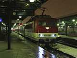 A h�l�kocsit persze nem p�tolj�k, az utasokat fellap�tolj�k az innen indul� WLABmz-re, amire alapb�l felsz�llnak 15-en, �gy az eredeti sz�l� helyett T3-b�l nem k�rve, ink�bb a magyar fekv�be megyek �t, ahol k�nyelmes duplaf�lk�t kapok egyed�l. �gy ez a szilveszteri �jszakai vonatoz�s kicsit kalandosra siker�lt, de v�g�l rendben meg�rkez�nk Budapestre, m�r 2015-ben