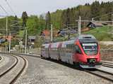 �prilis utols� napj�nak d�lut�nj�n Hallwang-Elxihausen �llom�r�l indulunk Salzburg v�ros�ba. A 4023.004 az S2 vonalon �ppen a m�sik ir�nyba, Strasswalchenbe tart