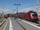 M�nchenbe term�szetesen a leggyorsabb eljut�st a Railjet jelenti. A bal sz�len a M�nster-Klagenfurt viszonylat� W�rthersee EC vez�rl�kocsija l�tszik, k�z�pen pedig az �n, Herkulessel tol helyi vonatom