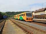 Hanusovice csend fogad, a sumperki Regionova Trio mellett csak egy tov�bbi Cargo B�v�r �ll itt. Szerencs�re a hegyi rossz id� itt a v�lgyben m�r kezd v�ltozni �s egyre t�bb naps�t�s fogad minket