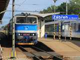A 750.718 Sumperkbe tart a dep�ba, hogy kelljen g�pmenetet fizetni, �gy egy k�t kocsib�l �ll� motorvonati szerelv�nyt el�fogatol