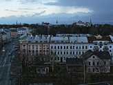 November végén még aktuális egy rövid kirándulás Csehországban. A háttérben az UNESCO világörökség Olomouc belvárosa látható, előtérben a 275-ös vonalon fekvő, vidékies kisállomás Olomouc Nová Ulice