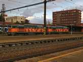 Kolín felől érkezett ez a narancs pár, hogy aztán irányt váltva, Hradec felé folytathassa az útját. Pardubice egyik nagy rákfenéje, hogy A Chrudim-Hradec Kralové vonalra csak egyetlen irányból lehet rámenni, miközben legalább Chrudim felől szükség lenne még egy lehetőségre. Tervek vannak gazdagon, csak a pénz hiányzik mindig