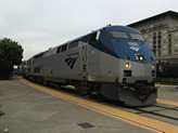 Rövid várakozás után befut a 6-os számú California Zephyr vonat, mely innen indul 2438 mérföldes útjára Chicago felé