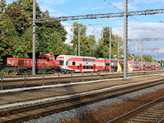 Nem, ez nem egy ötrészes Intercity motorvonat, hanem a 2-es és a 6-os frissen mosva tart a depóból a főpályaudvarra. A felvezető a 6340-es remot Dongó