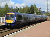 �s m�g egy d�l fel� tart� vonat. H�tk�znap 7 vonat megy Edinburghbe �s tov�bbi 4 Glasgowba, vas�rnap 5 �s kett� az ar�ny.