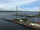 A mai első úticélom a Fife Circle vonal. Edinburghből indulva ez olyan elővárosi kör, melynek végállomása Glenrothes with Thorntonban van, de két vonalon lehet eljutni és a vonatok egy része az egyik megy fel, a másik le. Itt éppen a Forth vasúti haladunk át, szemben a régi, mögötte az új közúti híd (itt még minden forgalom a régin zajlott, de 2018 elejétől már csak a tömegközlekedési járművek hajthatnak át rajta)