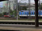Ott �ppen nem egy baleset el�tti helyzetet l�tunk, hanem tolat�si mozg�st, el�g laz�n �rtelmezett tolat�si hat�rral