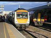 Peterboroughba kis késéssel érkezünk, de nem gond, van idő bőven átszállni, a most még Virgin Trains East Coast néven szolgáltató vállalat vonatára. A mi 170-esünk mellett a Norwichba tartó EMT 158-as várakozik indulásra