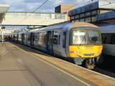 A Thameslink vasúttársaság Great Northern márkanév alatt futó Networker Express villamos motorvonata Londonba készül (na igen, az angolok imádnak mindennek nevet adni, ha lehet többet is ugyanarra)