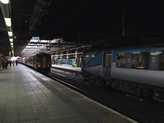 Manchester Victoria �llom�s s�t�tebbik fele. Nem is lehet vil�gos, mert a tetej�re �p�lt a Manchester Arena (n�lunk 2017 m�jus�ban ker�lt be a h�rekbe, amikor Ariana Grande koncertj�n robbantotta fel mag�t egy �ngyilkos mer�nyl�)