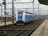 A svinovi p�lyaudvaron t�bb a l�tnival�, itt �ppen egy S3-as szem�lyvonat indul Suchdolba